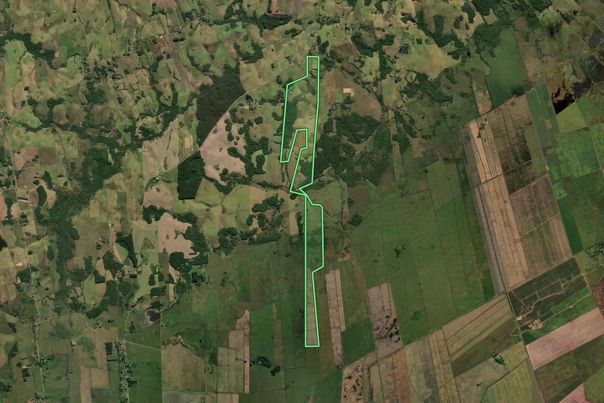 Imagem de satélite do imóvel rural em Santo Antônio da Patrulha (RS), com o contorno declarado no CAR desenhado por cima.