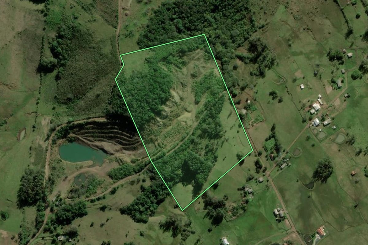 Imagem de satélite do imóvel rural em Santo Antônio da Patrulha (RS), com o contorno declarado no CAR desenhado por cima.