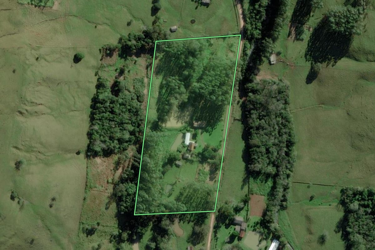 Imagem de satélite do imóvel rural em Santo Antônio da Patrulha (RS), com o contorno declarado no CAR desenhado por cima.