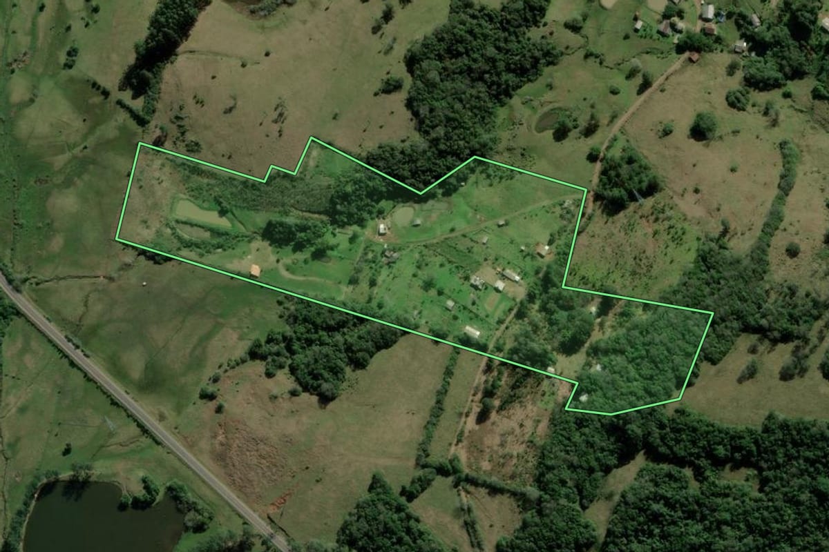 Imagem de satélite do imóvel rural em Santo Antônio da Patrulha (RS), com o contorno declarado no CAR desenhado por cima.