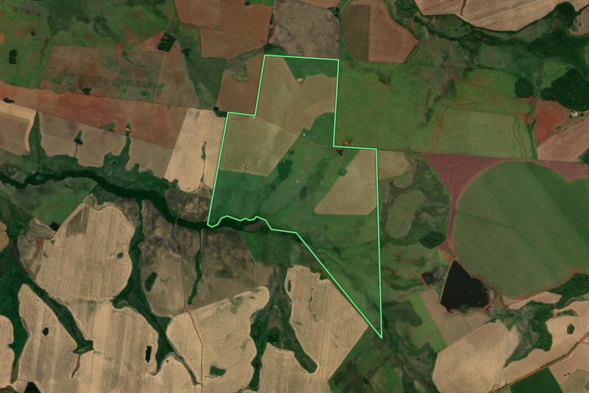 Imagem de satélite do imóvel rural em Santo Antônio das Missões (RS), com o contorno declarado no CAR desenhado por cima.