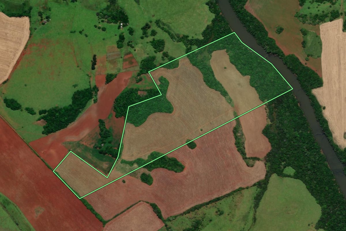 Imagem de satélite do imóvel rural em Santo Antônio das Missões (RS), com o contorno declarado no CAR desenhado por cima.