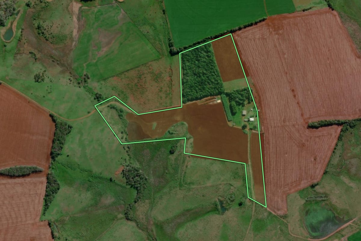 Imagem de satélite do imóvel rural em Santo Antônio das Missões (RS), com o contorno declarado no CAR desenhado por cima.