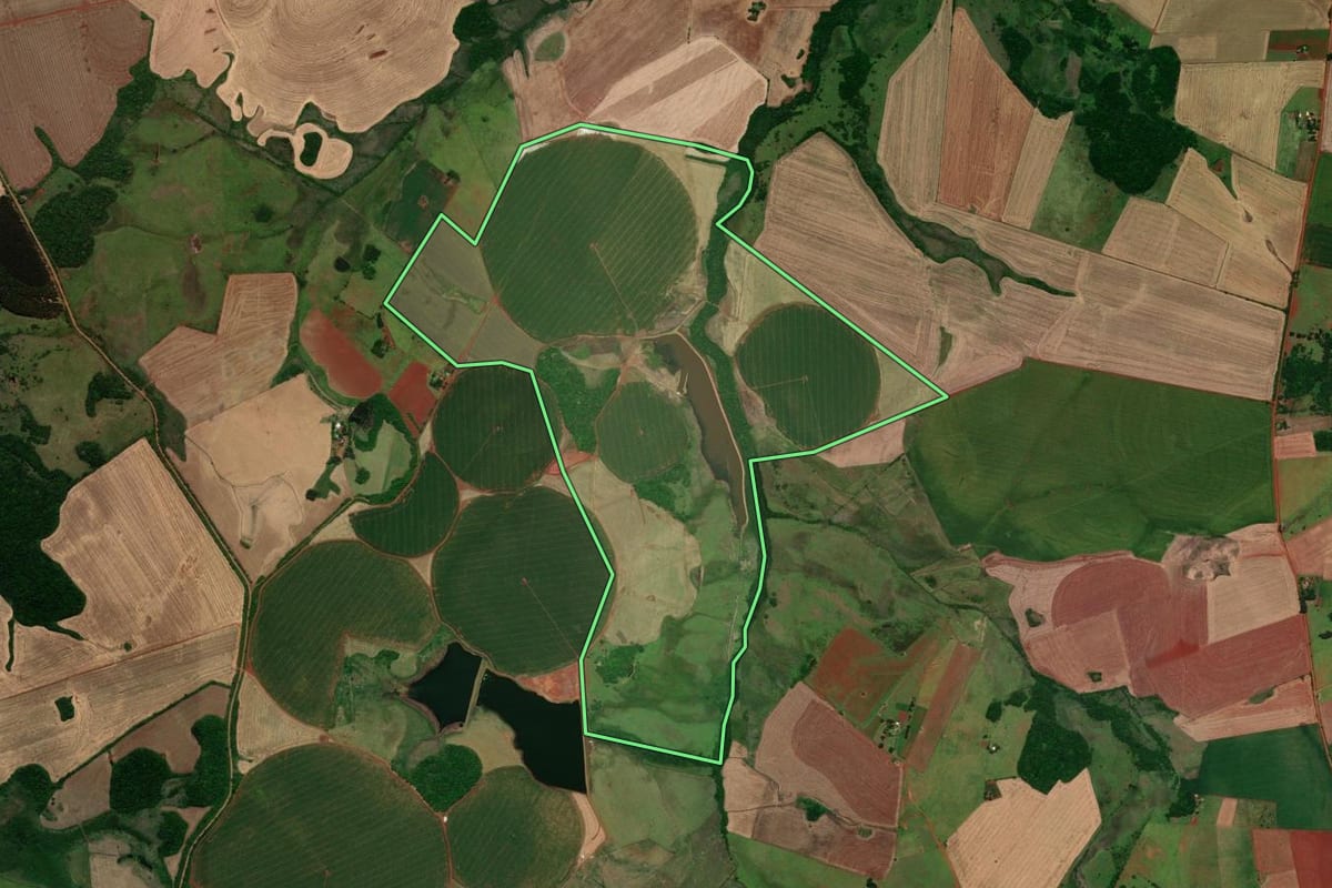 Imagem de satélite do imóvel rural em Santo Antônio das Missões (RS), com o contorno declarado no CAR desenhado por cima.