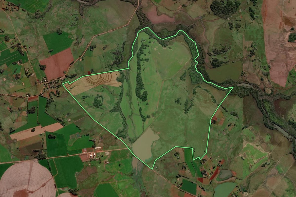 Imagem de satélite do imóvel rural em Santo Antônio das Missões (RS), com o contorno declarado no CAR desenhado por cima.
