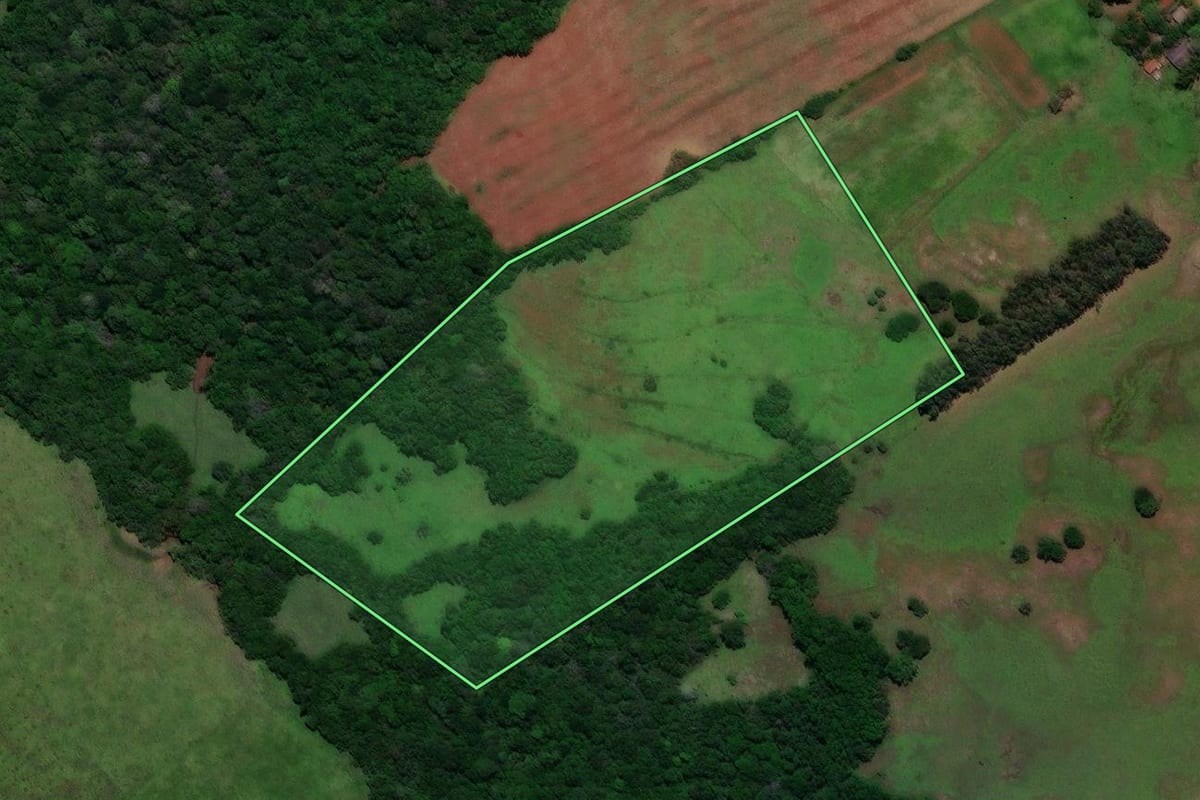 Imagem de satélite do imóvel rural em Santo Antônio das Missões (RS), com o contorno declarado no CAR desenhado por cima.