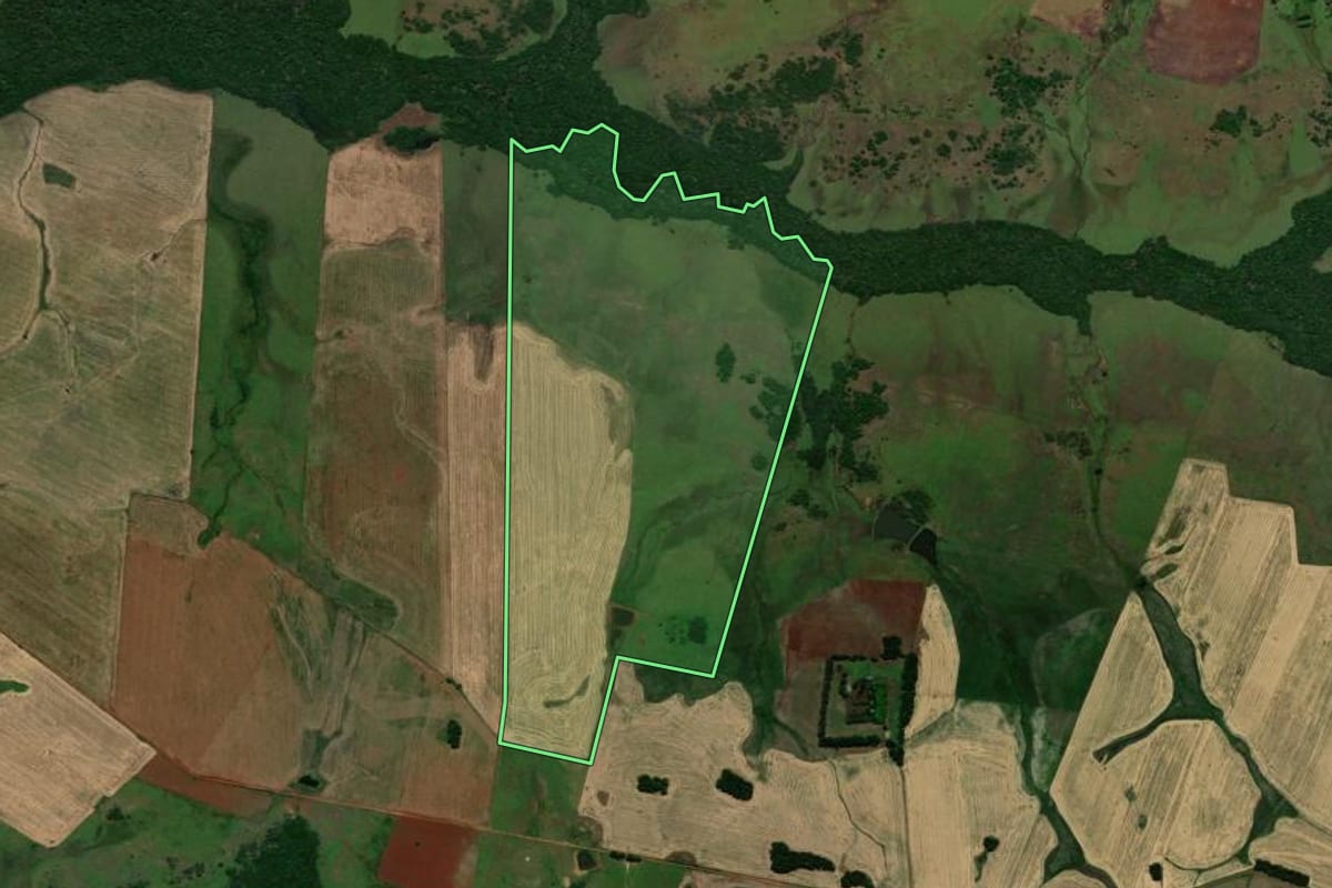 Imagem de satélite do imóvel rural em Santo Antônio das Missões (RS), com o contorno declarado no CAR desenhado por cima.