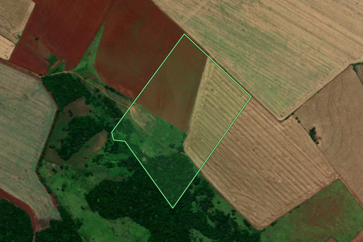 Imagem de satélite do imóvel rural em Santo Antônio das Missões (RS), com o contorno declarado no CAR desenhado por cima.