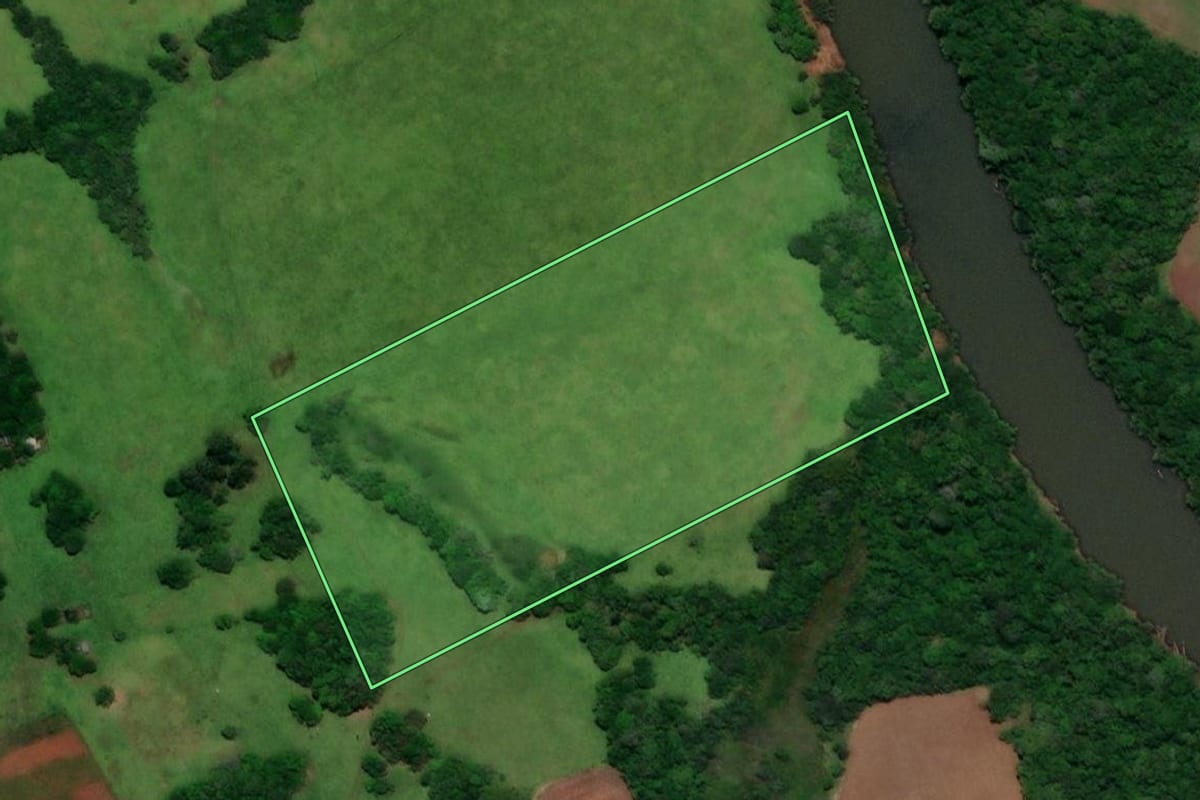 Imagem de satélite do imóvel rural em Santo Antônio das Missões (RS), com o contorno declarado no CAR desenhado por cima.