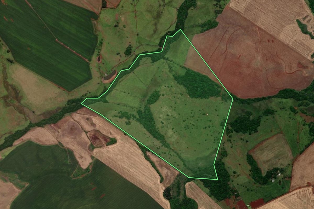 Imagem de satélite do imóvel rural em Santo Antônio das Missões (RS), com o contorno declarado no CAR desenhado por cima.