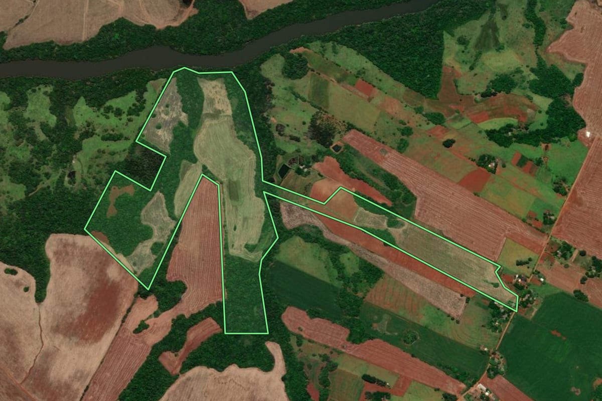 Imagem de satélite do imóvel rural em Santo Antônio das Missões (RS), com o contorno declarado no CAR desenhado por cima.