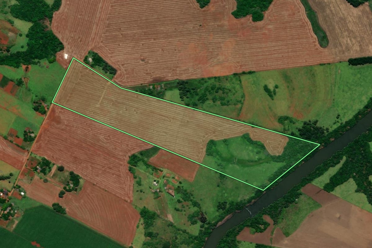 Imagem de satélite do imóvel rural em Santo Antônio das Missões (RS), com o contorno declarado no CAR desenhado por cima.