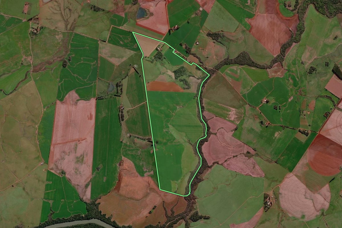 Imagem de satélite do imóvel rural em Santo Antônio das Missões (RS), com o contorno declarado no CAR desenhado por cima.