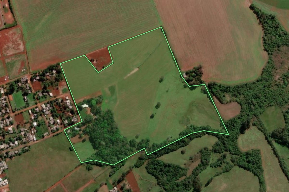Imagem de satélite do imóvel rural em Santo Antônio das Missões (RS), com o contorno declarado no CAR desenhado por cima.