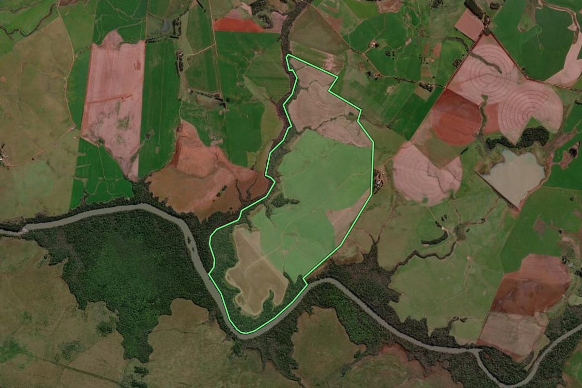 Imagem de satélite do imóvel rural em Santo Antônio das Missões (RS), com o contorno declarado no CAR desenhado por cima.