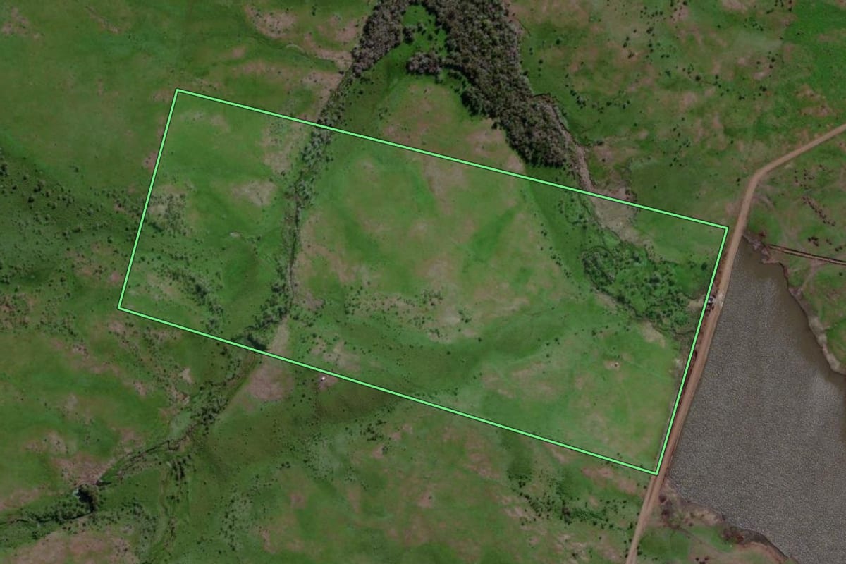 Imagem de satélite do imóvel rural em Santo Antônio das Missões (RS), com o contorno declarado no CAR desenhado por cima.