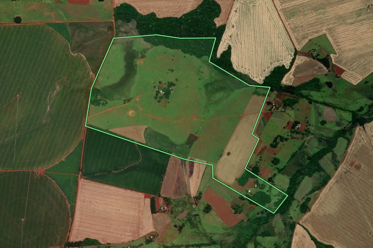 Imagem de satélite do imóvel rural em Santo Antônio das Missões (RS), com o contorno declarado no CAR desenhado por cima.