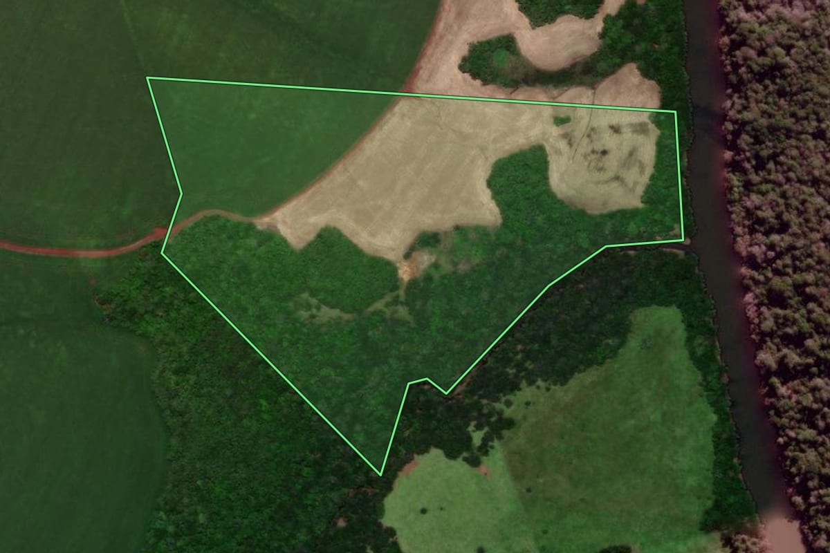 Imagem de satélite do imóvel rural em Santo Antônio das Missões (RS), com o contorno declarado no CAR desenhado por cima.