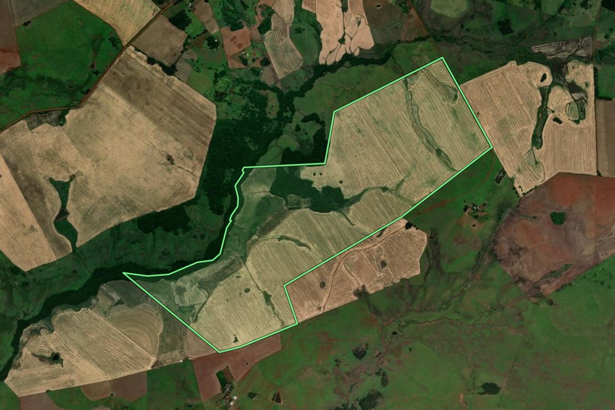 Imagem de satélite do imóvel rural em Santo Antônio das Missões (RS), com o contorno declarado no CAR desenhado por cima.