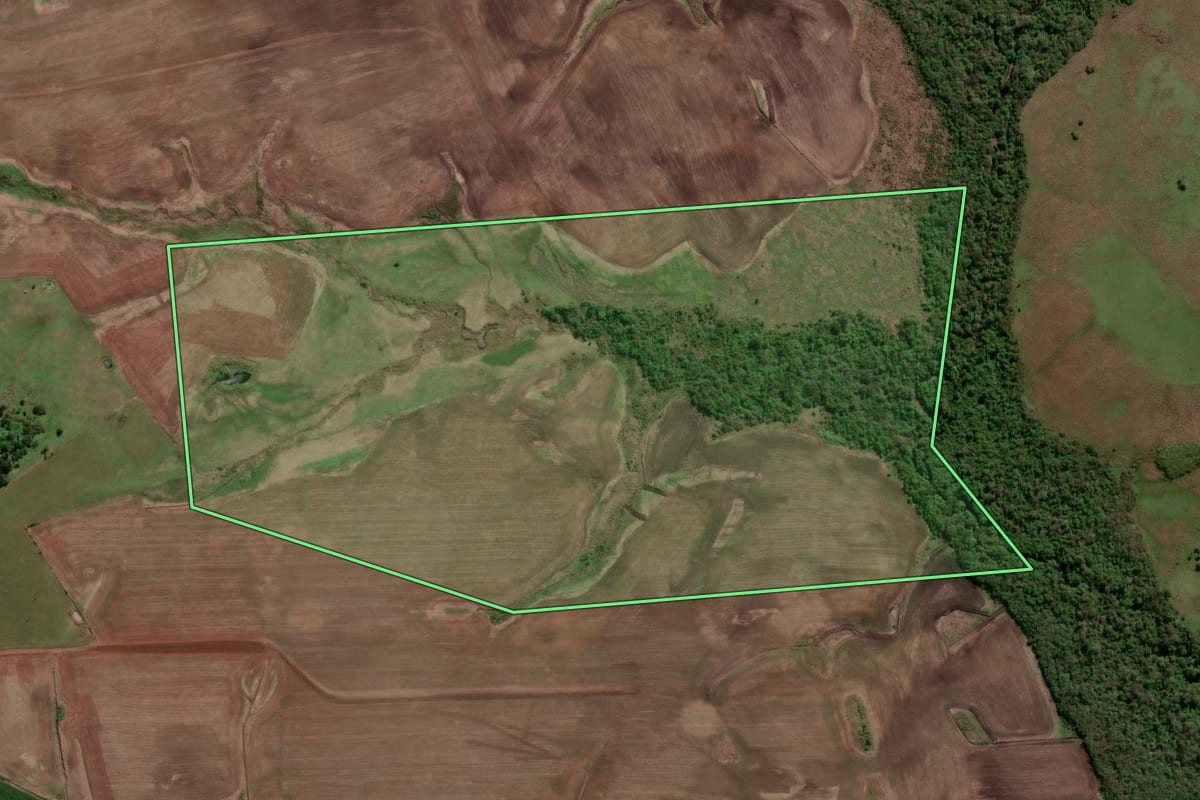 Imagem de satélite do imóvel rural em Santo Antônio das Missões (RS), com o contorno declarado no CAR desenhado por cima.