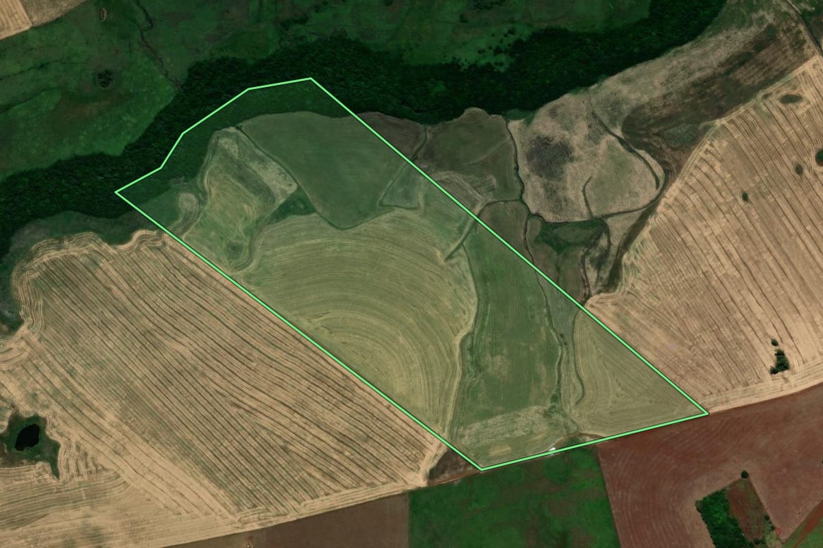 Imagem de satélite do imóvel rural em Santo Antônio das Missões (RS), com o contorno declarado no CAR desenhado por cima.