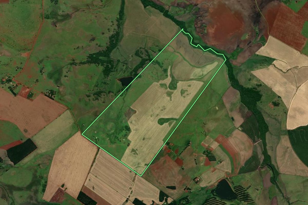 Imagem de satélite do imóvel rural em Santo Antônio das Missões (RS), com o contorno declarado no CAR desenhado por cima.