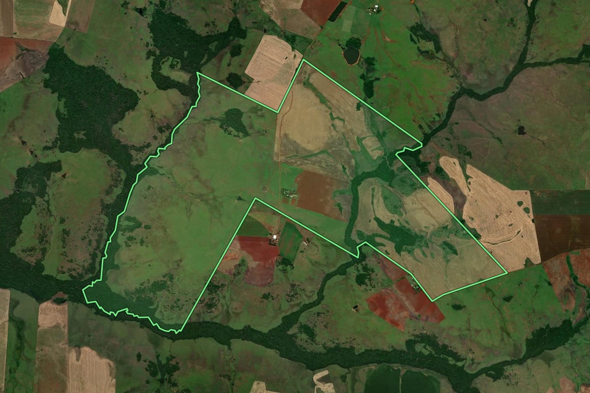 Imagem de satélite do imóvel rural em Santo Antônio das Missões (RS), com o contorno declarado no CAR desenhado por cima.