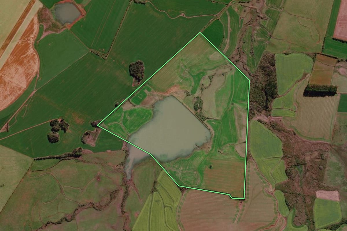 Imagem de satélite do imóvel rural em Santo Antônio das Missões (RS), com o contorno declarado no CAR desenhado por cima.