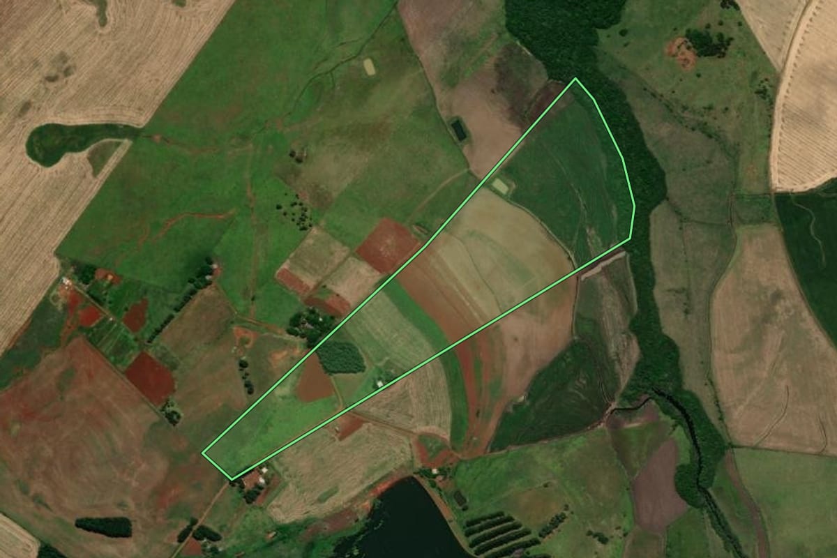 Imagem de satélite do imóvel rural em Santo Antônio das Missões (RS), com o contorno declarado no CAR desenhado por cima.