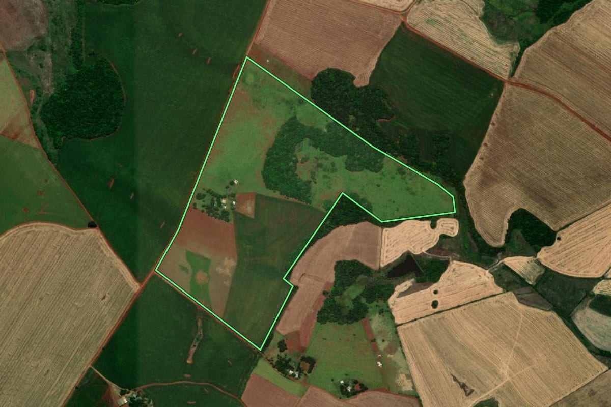 Imagem de satélite do imóvel rural em Santo Antônio das Missões (RS), com o contorno declarado no CAR desenhado por cima.