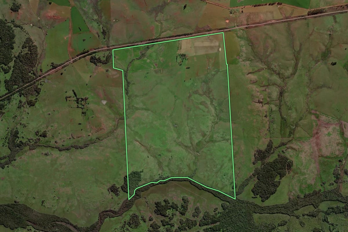 Imagem de satélite do imóvel rural em Santo Antônio das Missões (RS), com o contorno declarado no CAR desenhado por cima.