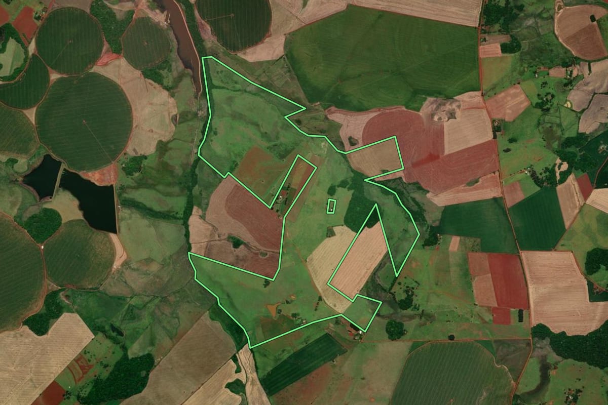 Imagem de satélite do imóvel rural em Santo Antônio das Missões (RS), com o contorno declarado no CAR desenhado por cima.