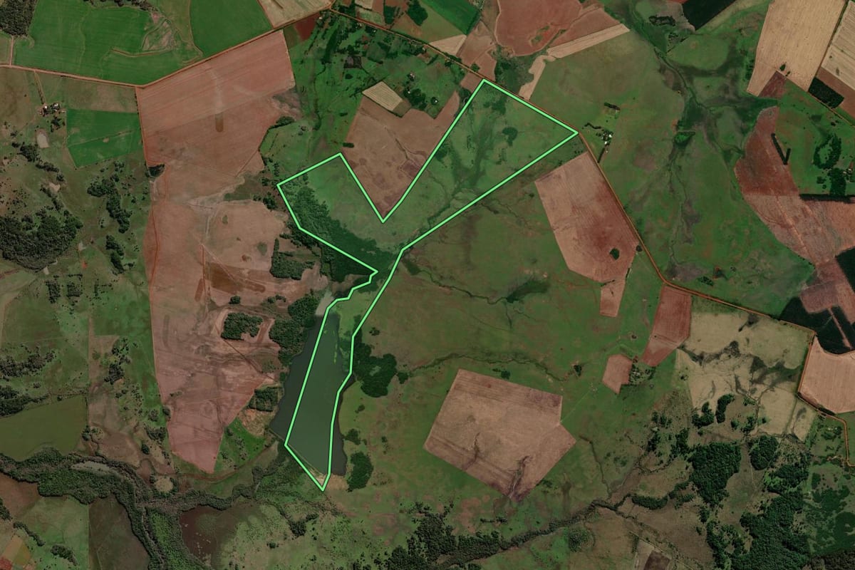 Imagem de satélite do imóvel rural em Santo Antônio das Missões (RS), com o contorno declarado no CAR desenhado por cima.