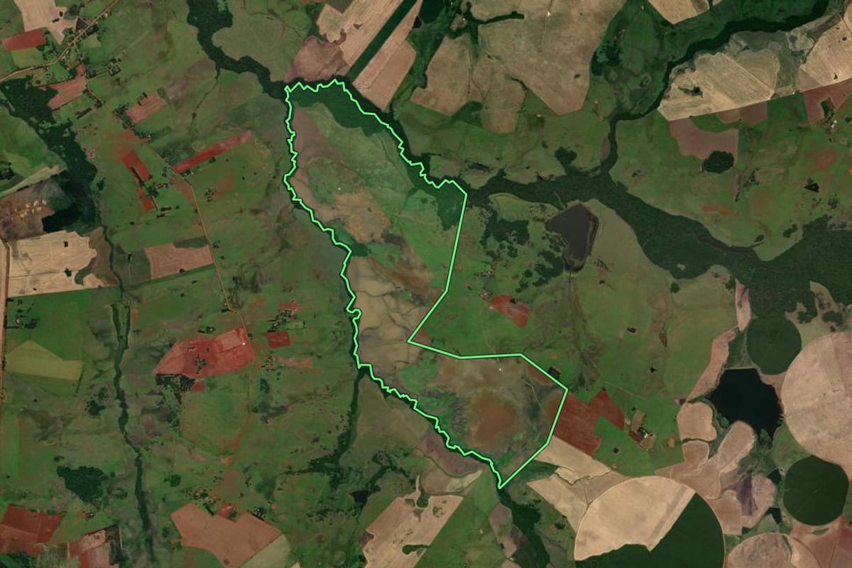 Imagem de satélite do imóvel rural em Santo Antônio das Missões (RS), com o contorno declarado no CAR desenhado por cima.