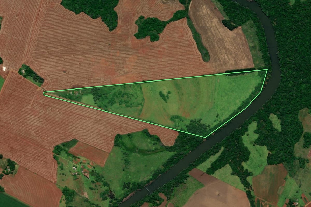 Imagem de satélite do imóvel rural em Santo Antônio das Missões (RS), com o contorno declarado no CAR desenhado por cima.