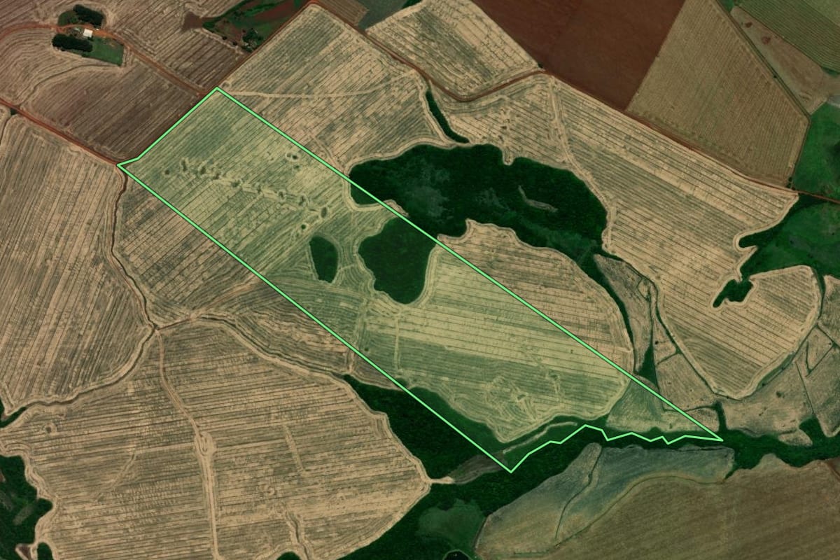 Imagem de satélite do imóvel rural em Santo Antônio das Missões (RS), com o contorno declarado no CAR desenhado por cima.