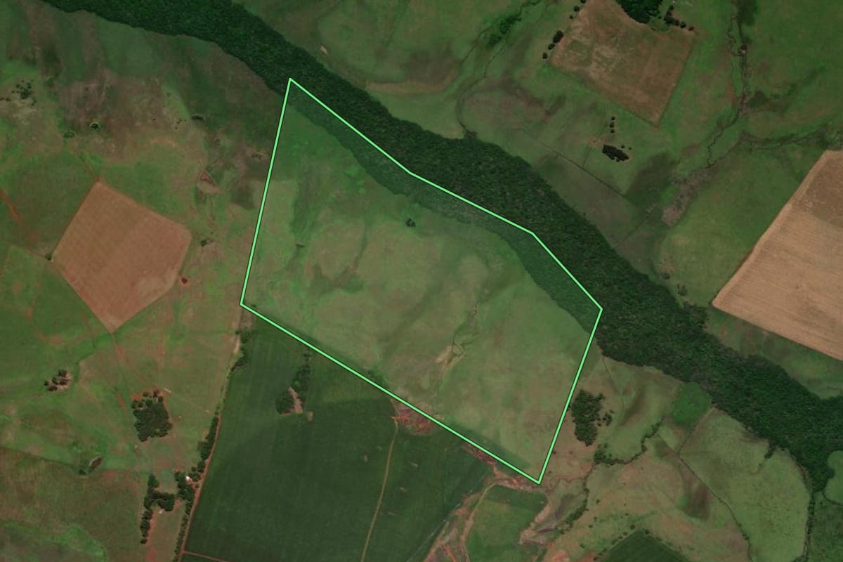 Imagem de satélite do imóvel rural em Santo Antônio das Missões (RS), com o contorno declarado no CAR desenhado por cima.