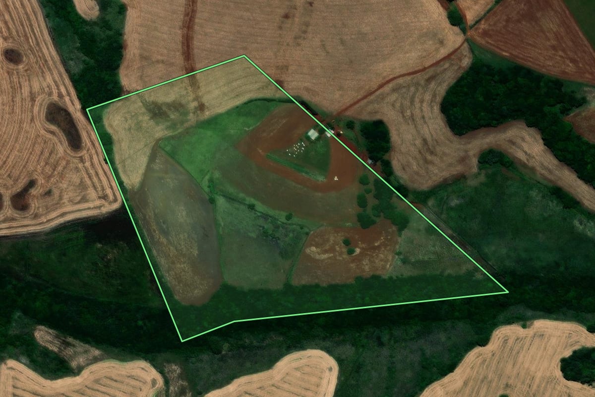Imagem de satélite do imóvel rural em Santo Antônio das Missões (RS), com o contorno declarado no CAR desenhado por cima.