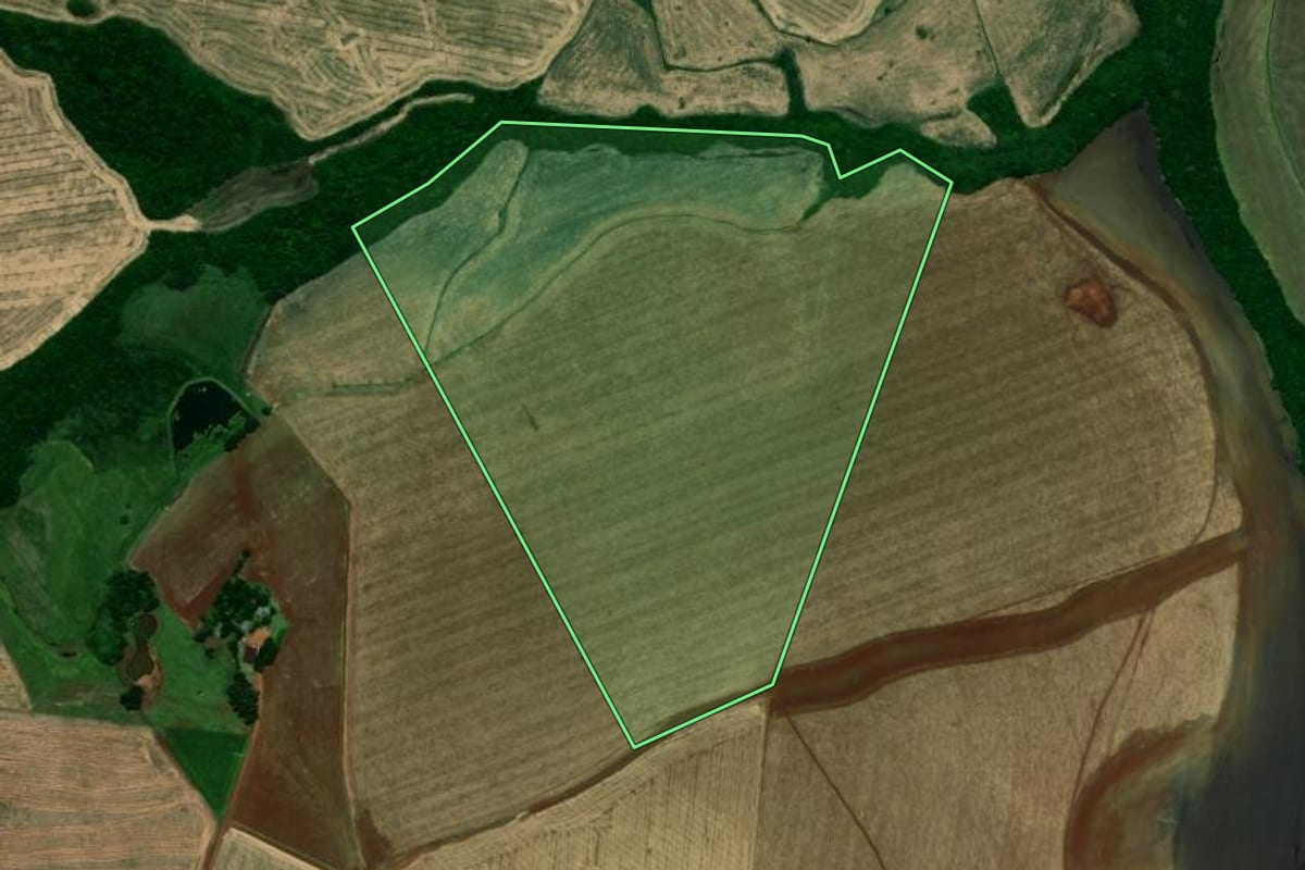 Imagem de satélite do imóvel rural em Santo Antônio das Missões (RS), com o contorno declarado no CAR desenhado por cima.