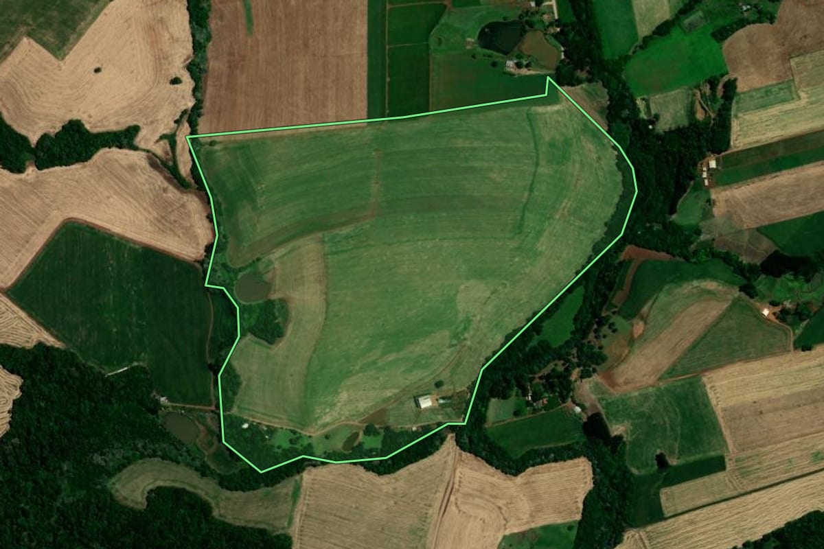 Imagem de satélite do imóvel rural em Santo Antônio do Planalto (RS), com o contorno declarado no CAR desenhado por cima.