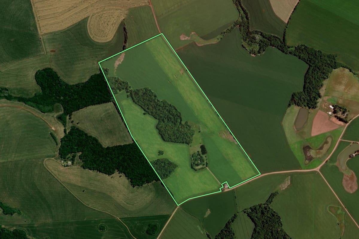 Imagem de satélite do imóvel rural em Santo Antônio do Planalto (RS), com o contorno declarado no CAR desenhado por cima.