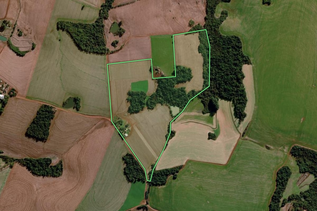 Imagem de satélite do imóvel rural em Santo Augusto (RS), com o contorno declarado no CAR desenhado por cima.