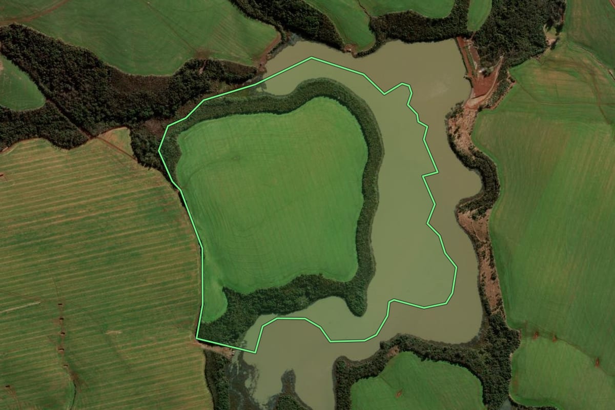 Imagem de satélite do imóvel rural em Santo Augusto (RS), com o contorno declarado no CAR desenhado por cima.