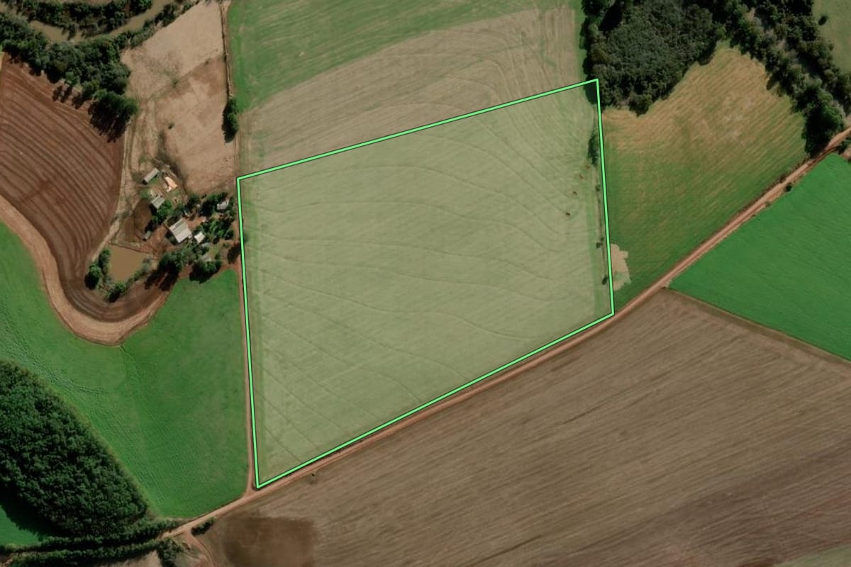Imagem de satélite do imóvel rural em Santo Augusto (RS), com o contorno declarado no CAR desenhado por cima.