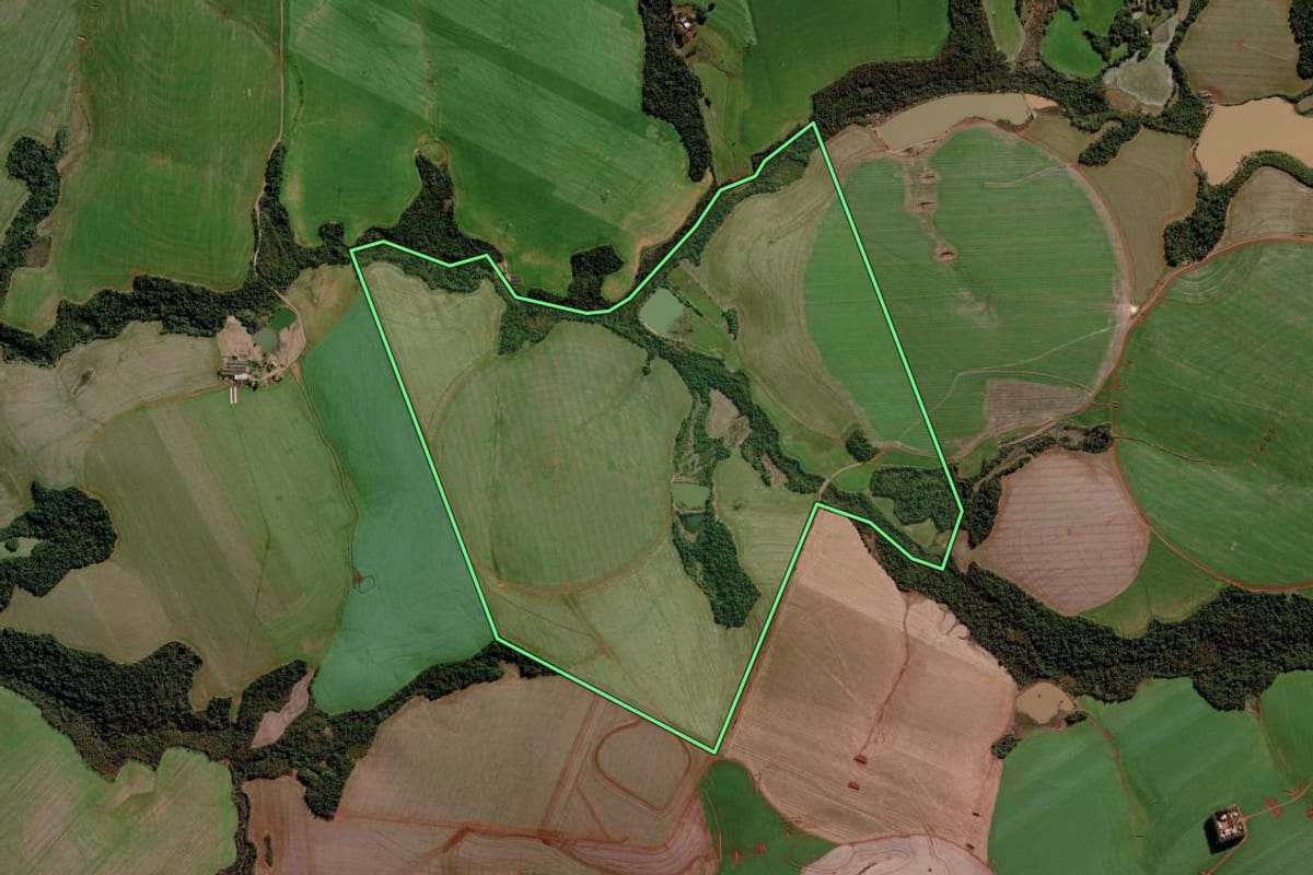 Imagem de satélite do imóvel rural em Santo Augusto (RS), com o contorno declarado no CAR desenhado por cima.