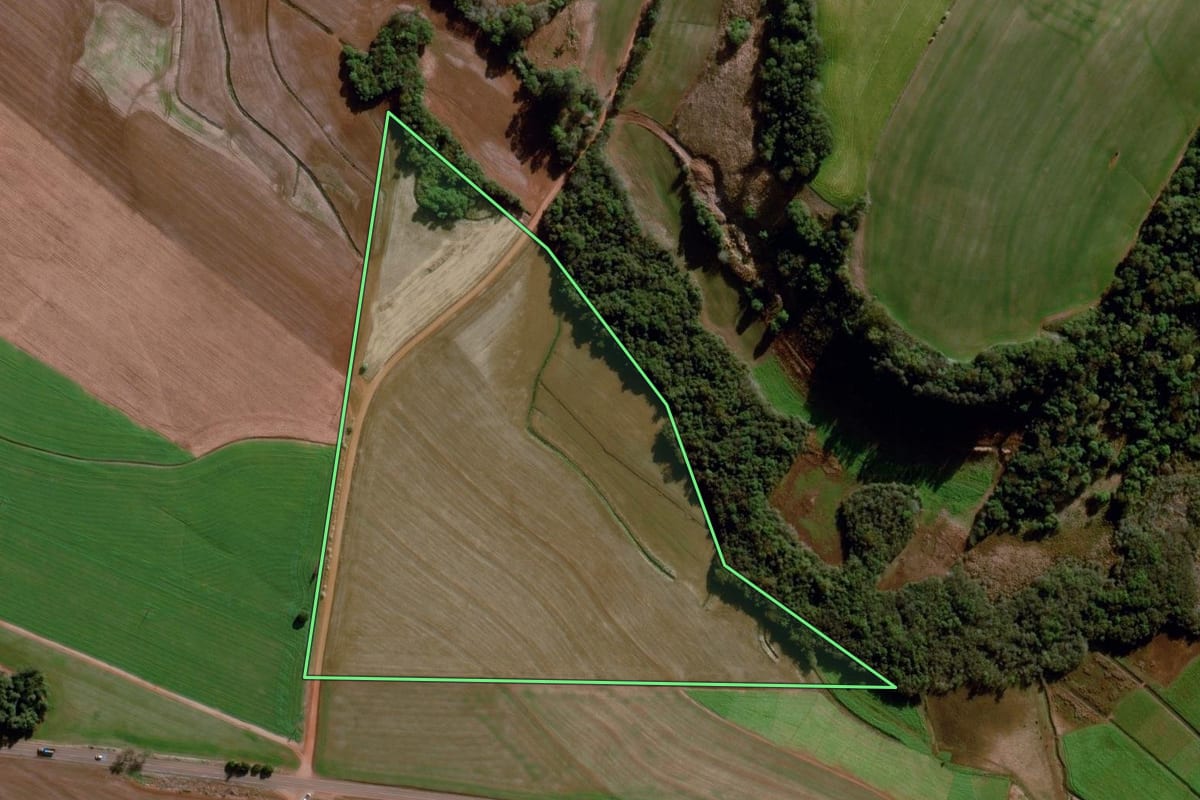 Imagem de satélite do imóvel rural em Santo Augusto (RS), com o contorno declarado no CAR desenhado por cima.