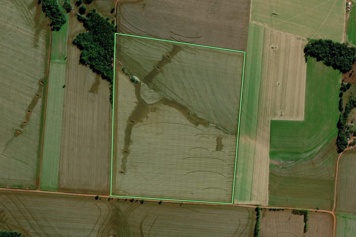 Imagem de satélite do imóvel rural em Santo Augusto (RS), com o contorno declarado no CAR desenhado por cima.