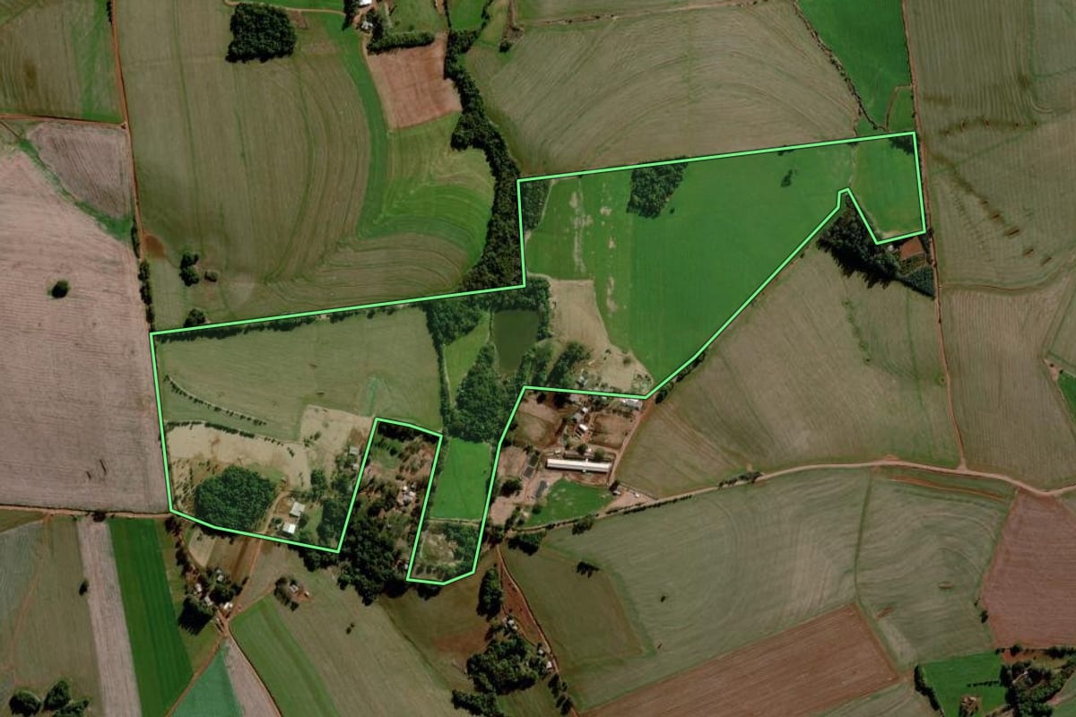 Imagem de satélite do imóvel rural em Santo Augusto (RS), com o contorno declarado no CAR desenhado por cima.