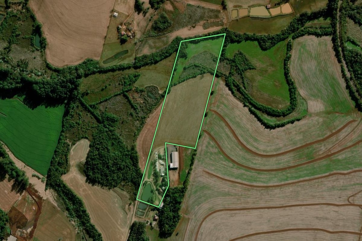 Imagem de satélite do imóvel rural em Santo Augusto (RS), com o contorno declarado no CAR desenhado por cima.
