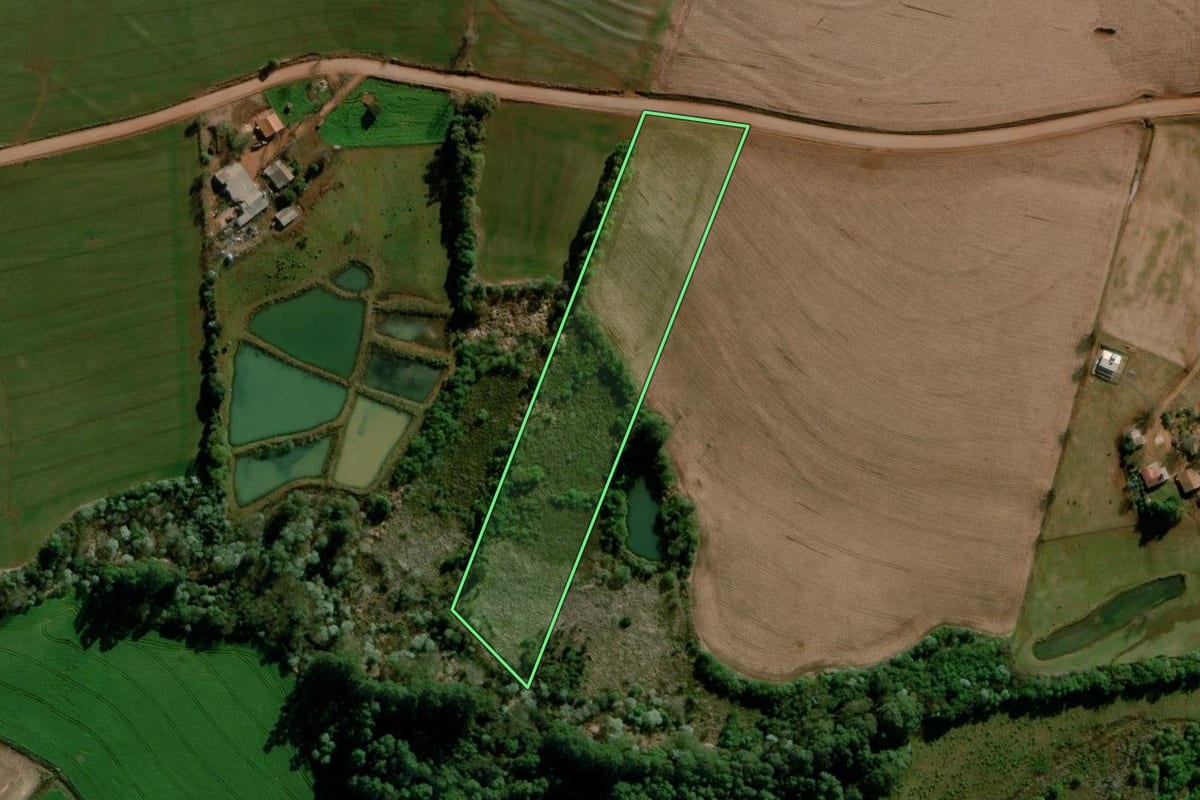 Imagem de satélite do imóvel rural em Santo Augusto (RS), com o contorno declarado no CAR desenhado por cima.